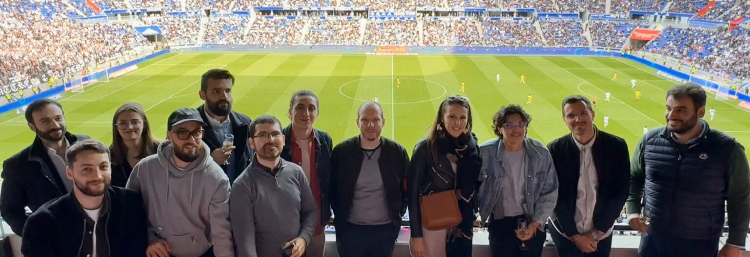 Photo de groupe de l'équipe du Local, accélérateur d'entreprise en Auvergne-Rhône-Alpes, au Groupama stadium pour le match OL - Nantes