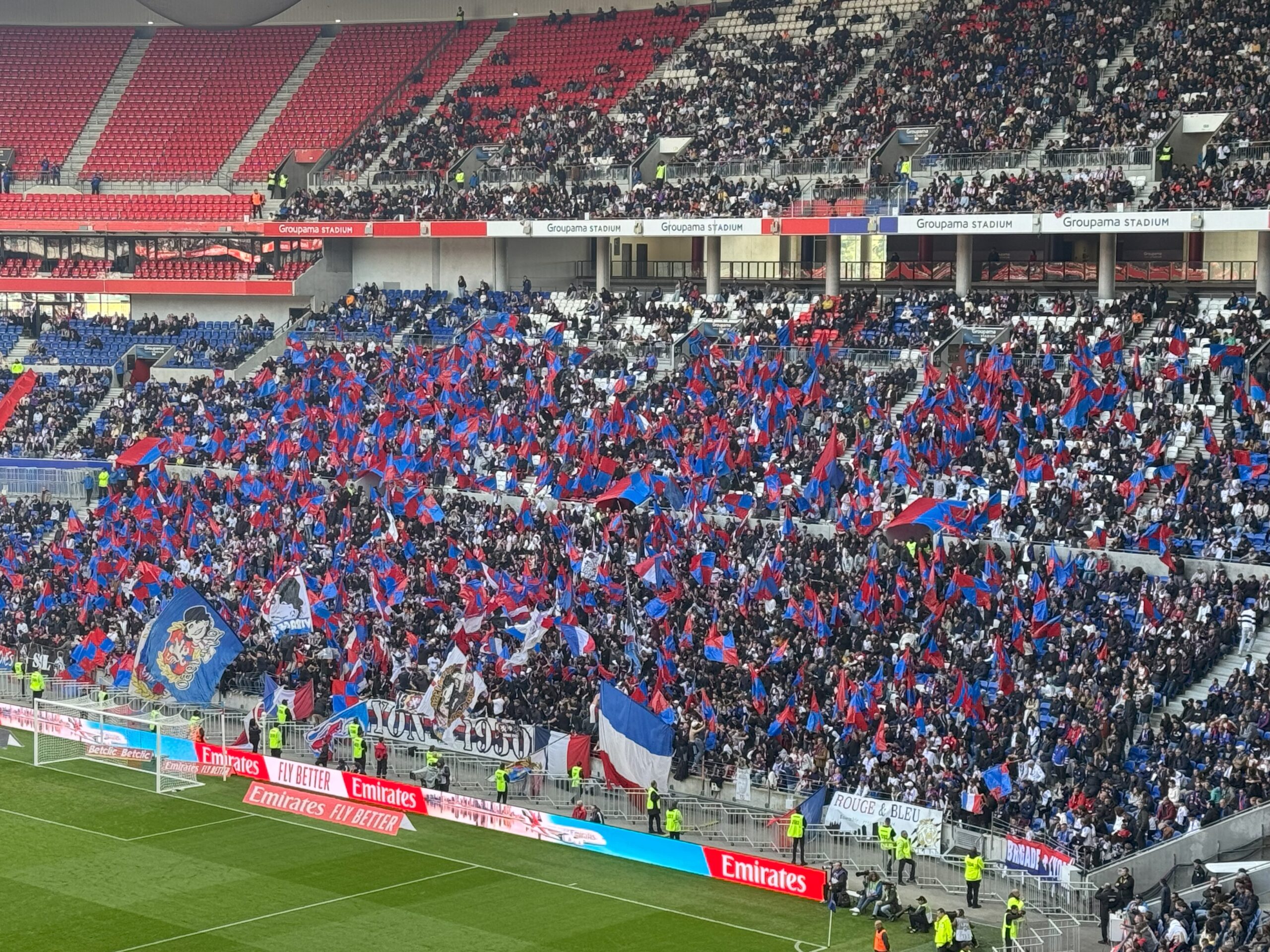 Photos des supporters lyonnais dans la tribune pour l'invitation du Local, accélérateur d'entreprise en Auvergne-Rhône-Alpes