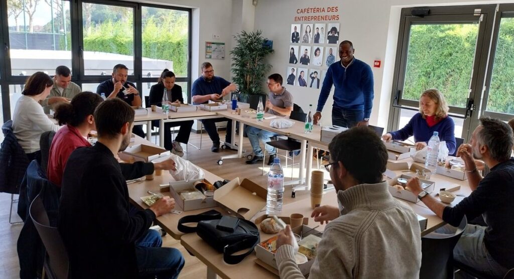 Photo qui montre l'intégration et la cohésion avec toute la promotion du Local, accélérateur d'entreprise en Auvergne-Rhône-Alpes pendant la journée d'intégration