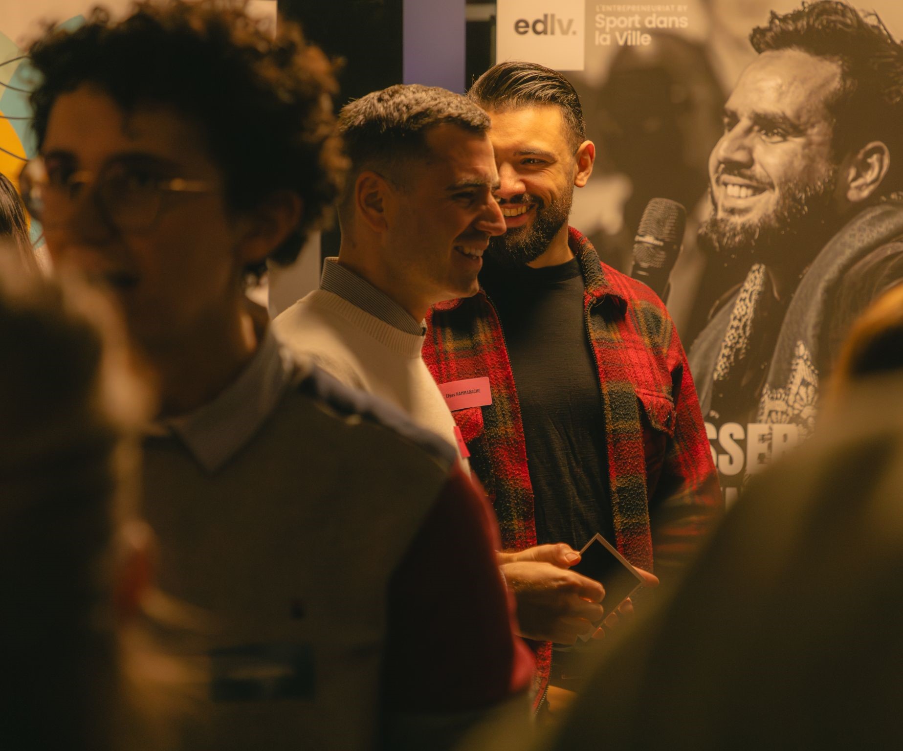 Photo prise pendant l'afterwork au Local, de deux entreprises accélérés qui passent un moment chaleureux